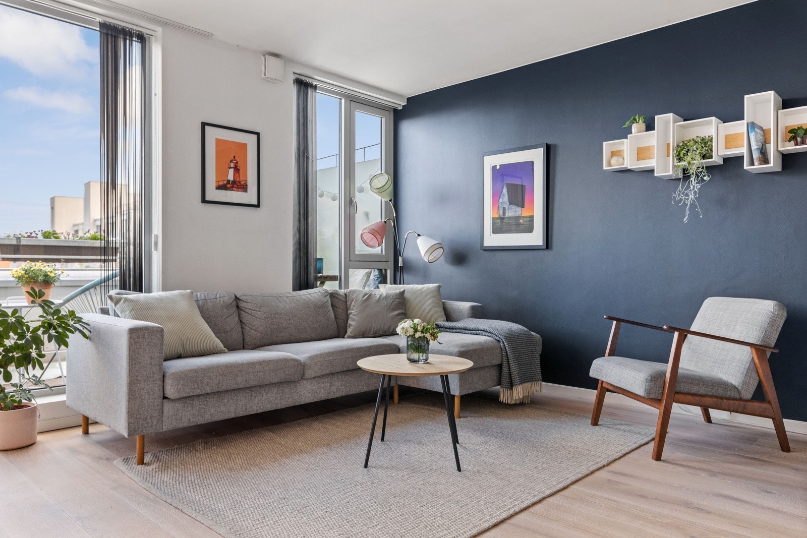 I stuen har du rikelig med plass til en stor sofagruppe. Den store gulvflaten gir mulighet for ulike innredningsløsninger. Galleribilde
