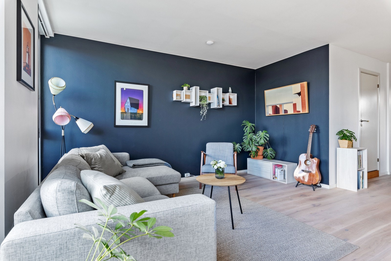 Her er veggflater malt i en kombinasjon av lyst sammen med en mørk blåtone. Dette sammen med de fine parkettgulvene i eik bidrar til den gode atmosfære i rommet. Galleribilde