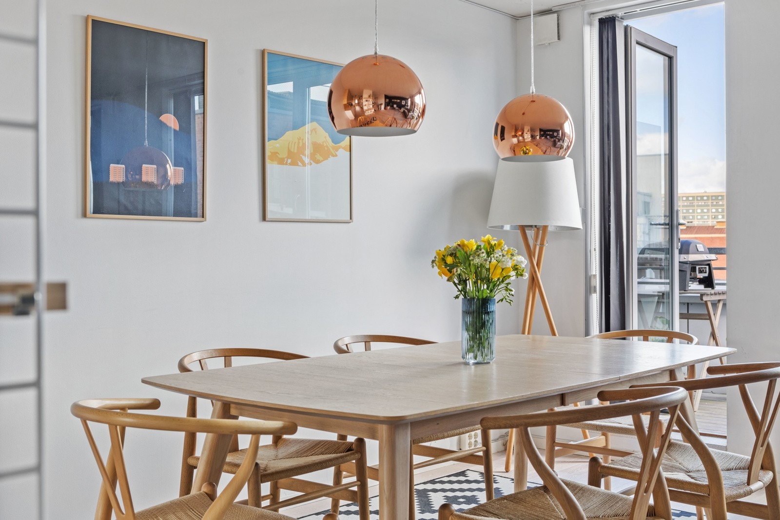 I andre halvdel av stuerommet er det plass til et stort spisebord for de som liker å ha mange middagsgjester på besøk. Galleribilde