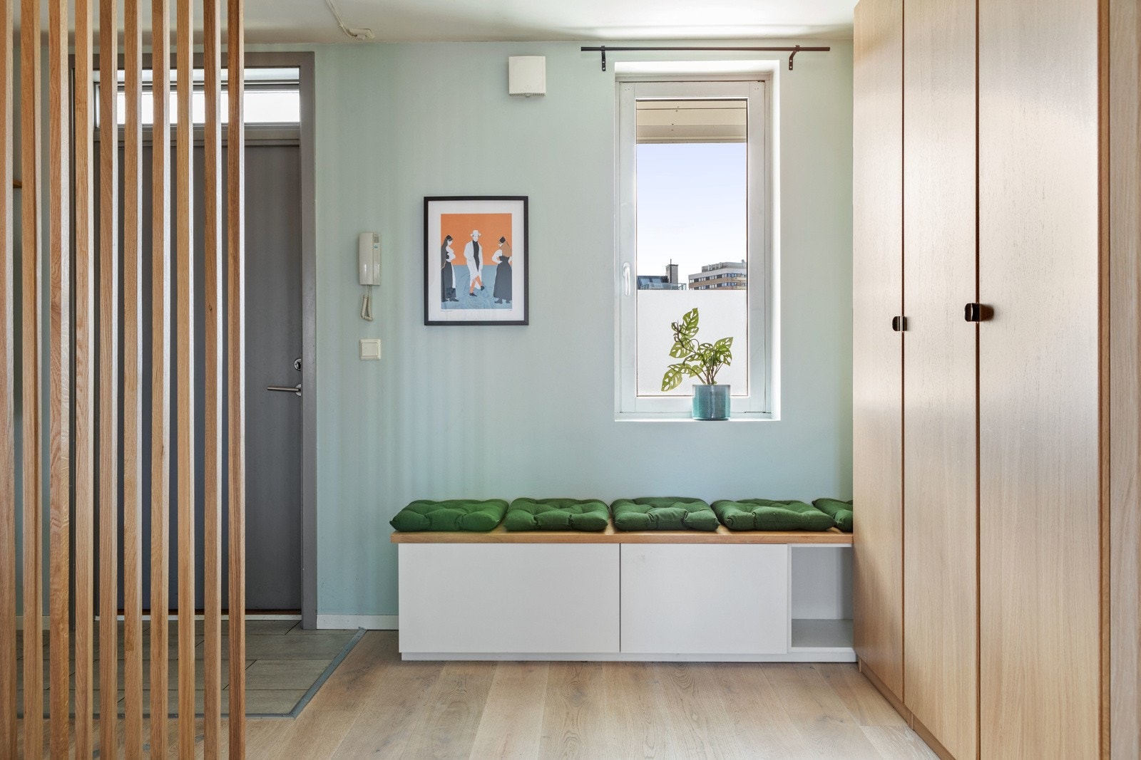 Entréen er utstyrt med garderobeskap og har god plass til yttertøy og sko. Galleribilde
