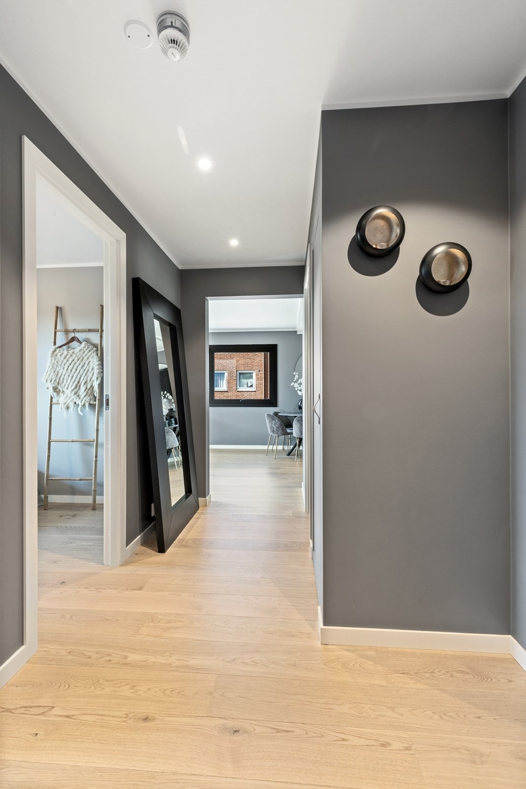 Romslig entré med god plass til å henge av seg diverse yttertøy i blant annet innebygd skap Galleribilde