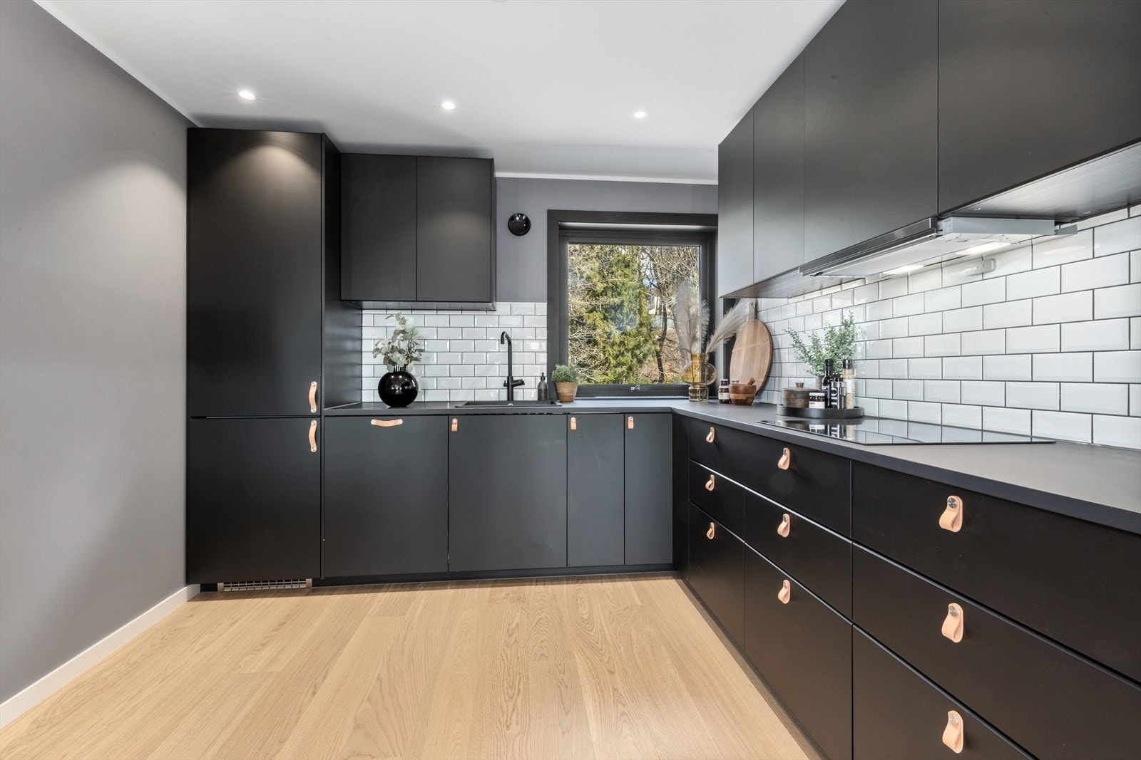 Nytt kjøkken i matt sort fra 2021 Galleribilde