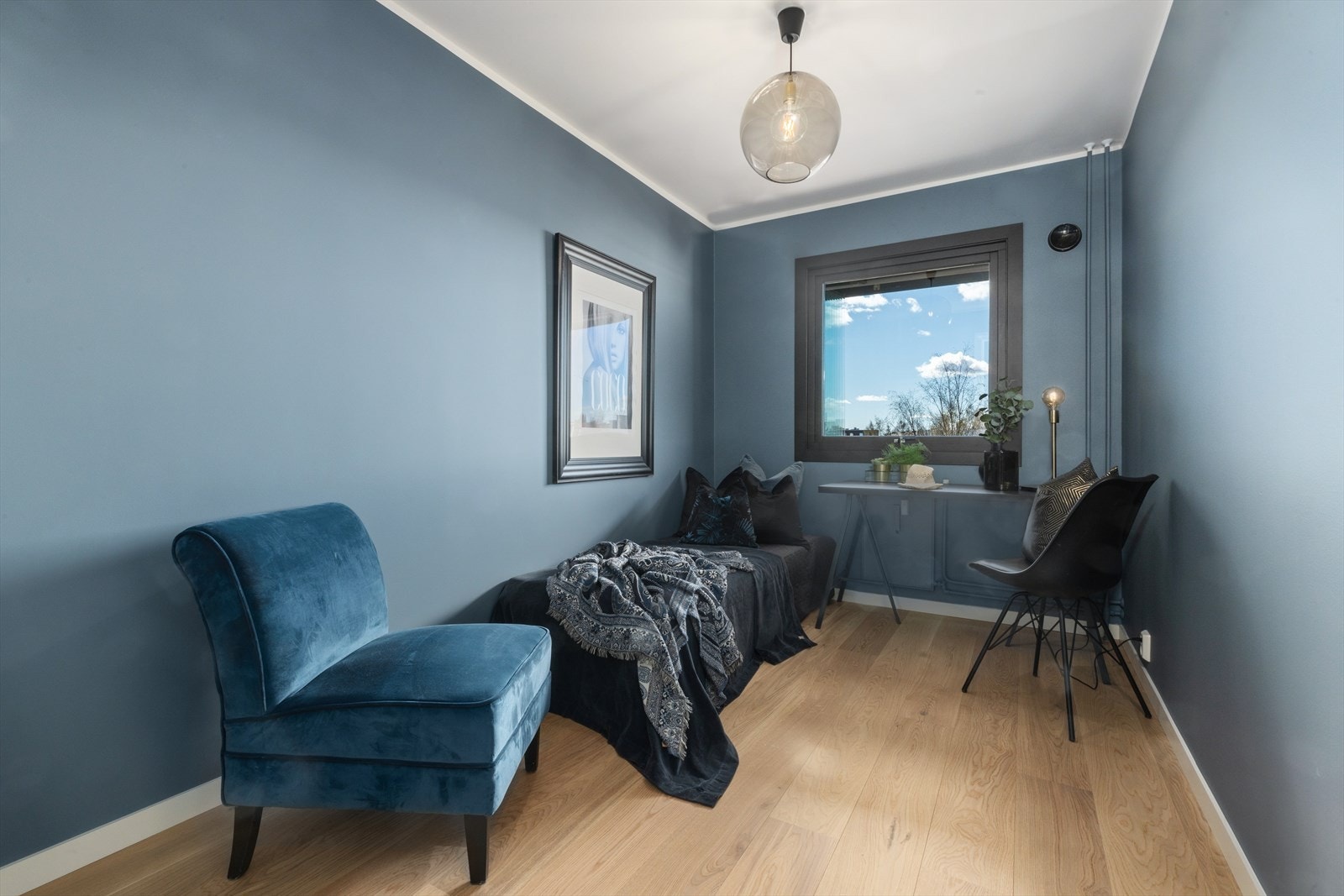 Soverom I med god plass til dobbeltseng og øvrig møblement Galleribilde