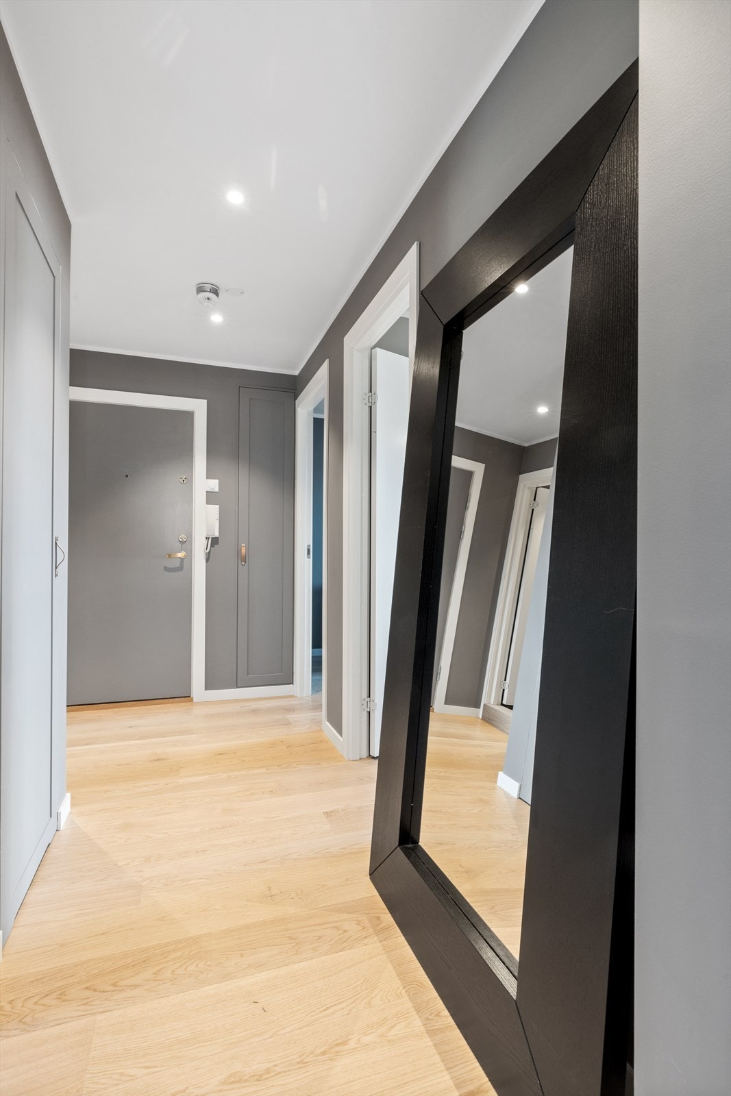 Opplegg for vaskemaskin laget i en nisje til venstre i bildet Galleribilde