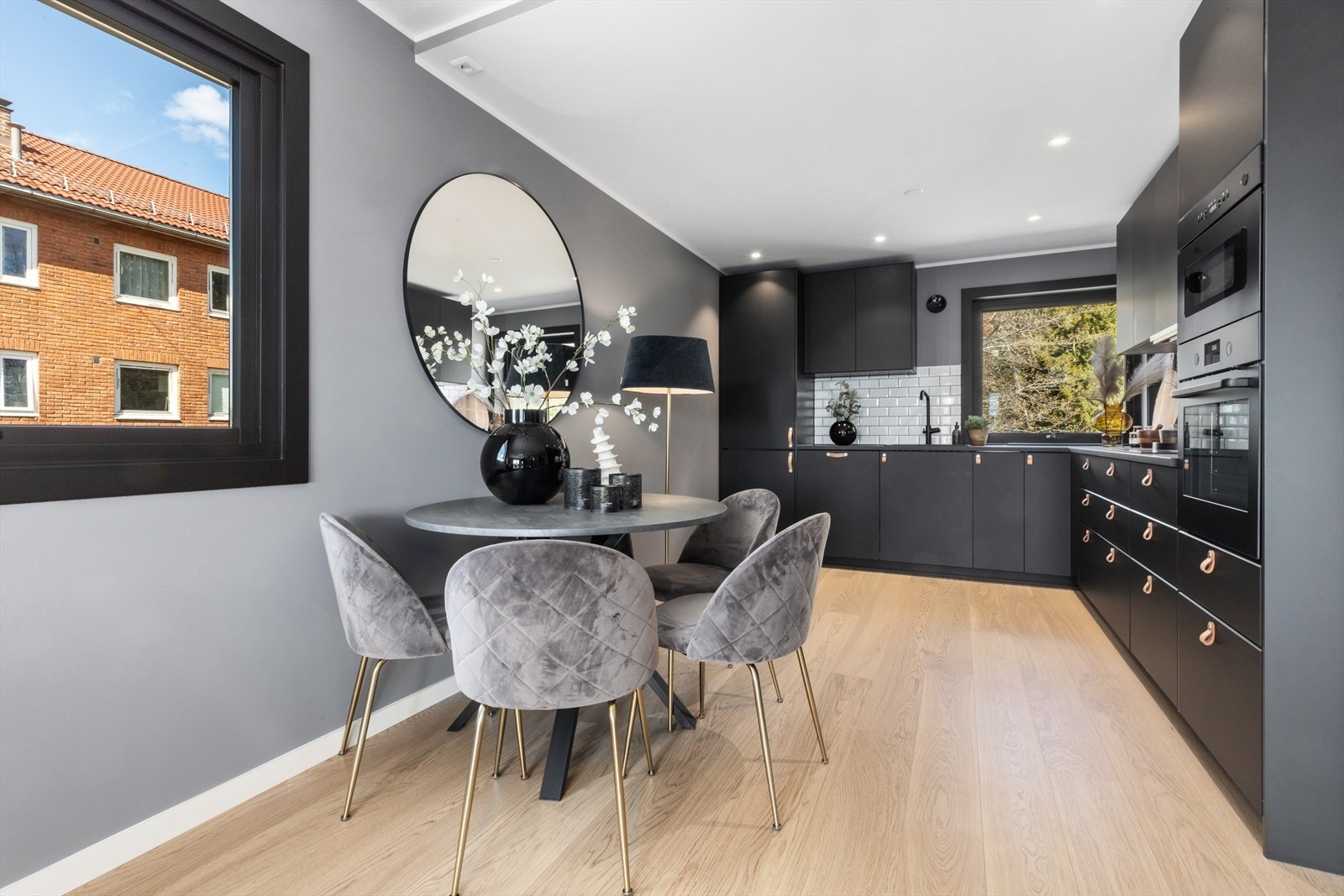 Kjøkken med delvis åpen løsning til stuen Galleribilde