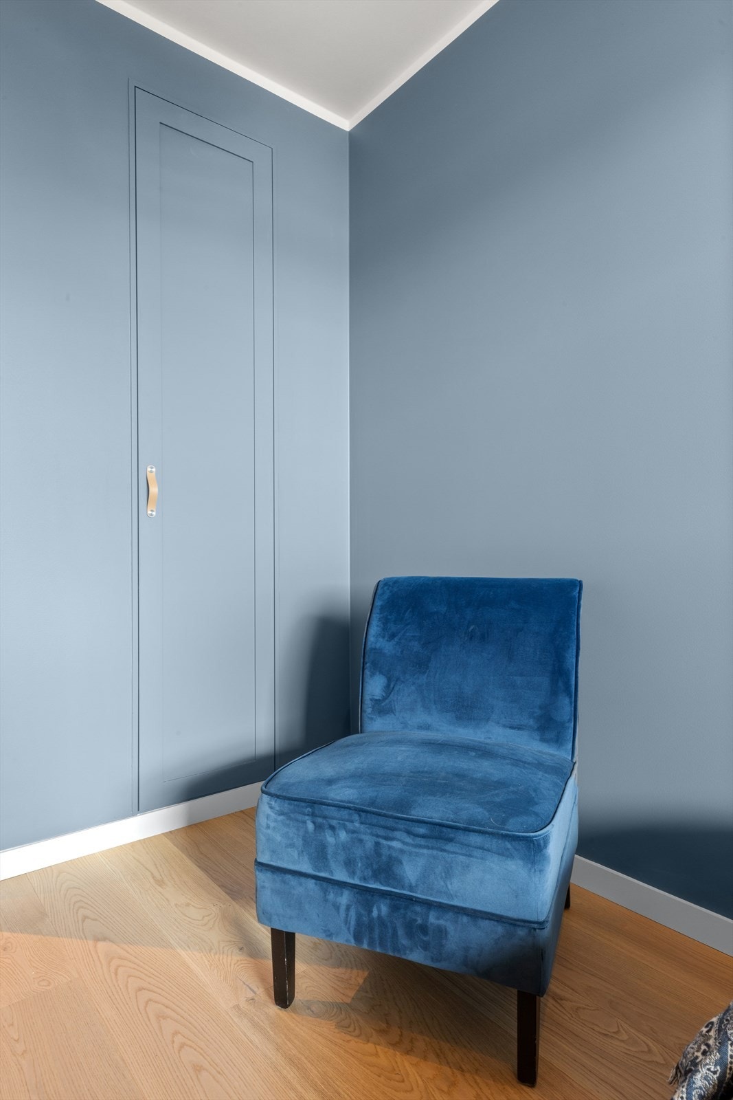 Spesialbygde integrerte garderobeskap bygget av møbelsnekker i soverom 1 og entré Galleribilde