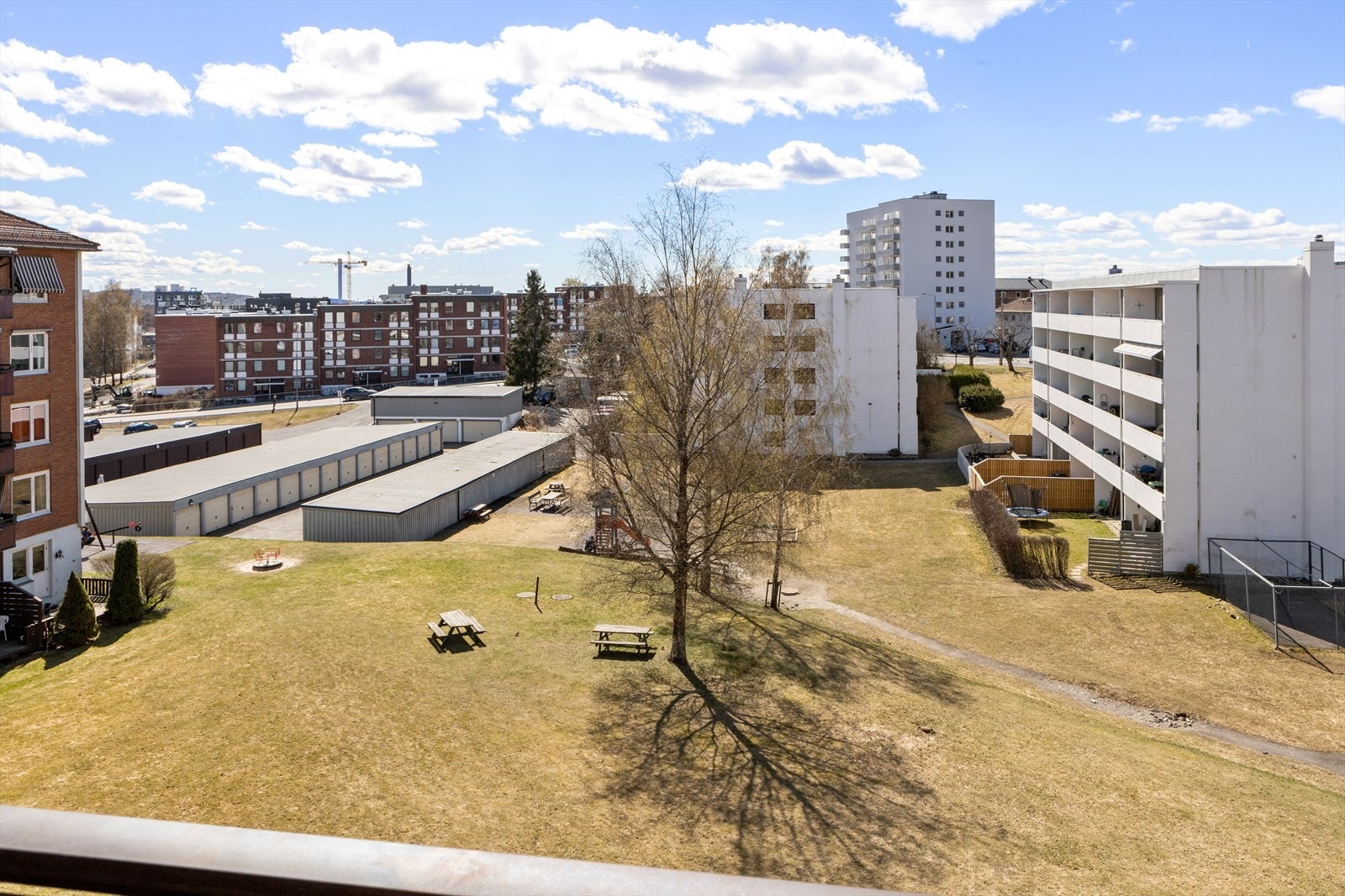 God intern beliggenhet i sameiet, med fritt utsyn over store grøntarealer, og ingen gjenboere Galleribilde
