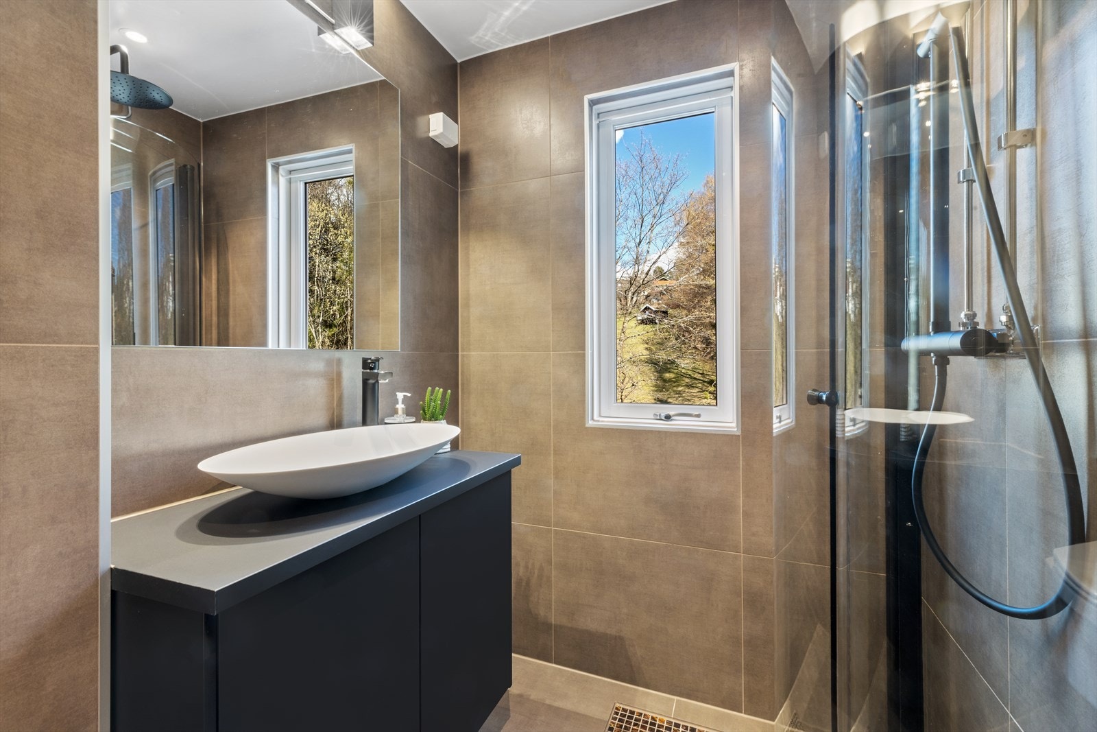 Naturlig lys inn på baderom gjennom vindu uten innsyn Galleribilde