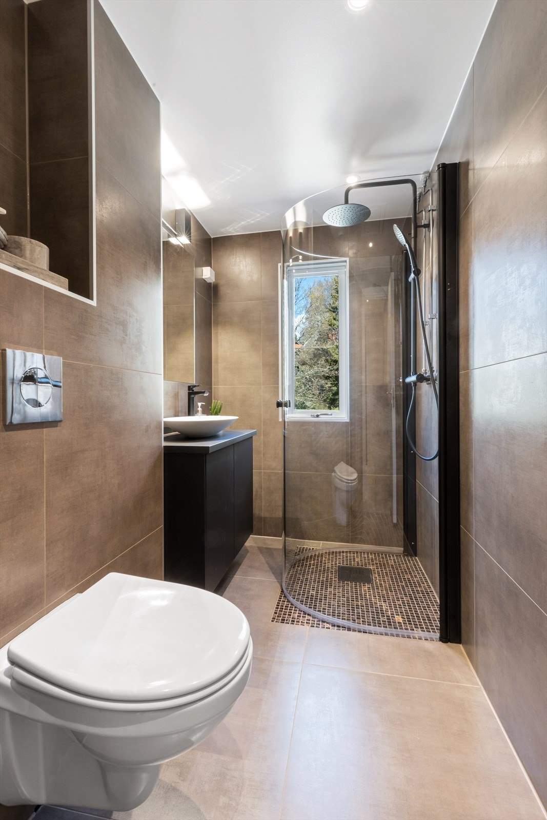 Lekkert bad med innredning, servant og dusjhjørne fra 2021 Galleribilde