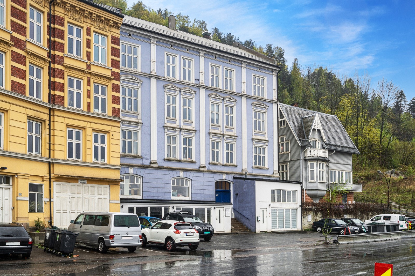 Fasade med mulighet for parkering etter ansiennitetsprinsippet mot leie i forkant av bygget. Galleribilde