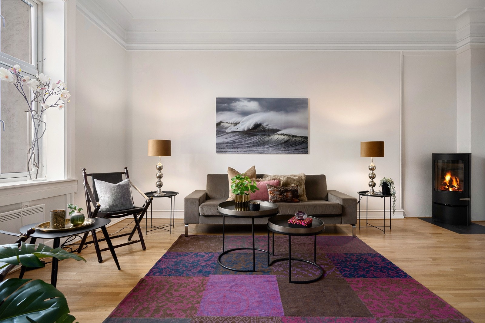 Stuen er stor og elegant med en takhøyde på 3,14 meter og stort vindu med utsikt mot Barcode. Galleribilde