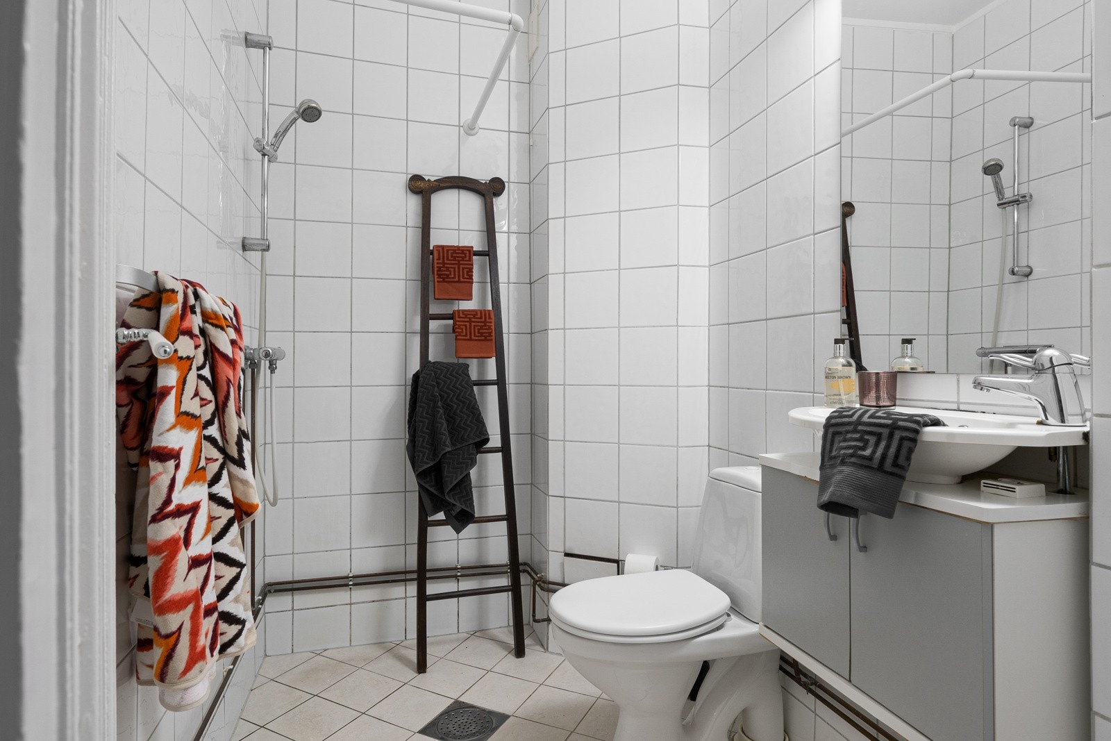 Badet ble renovert i 2004/05, har gulv med varmekabler og fliser, samt flislagte vegger. Opplegg for vaskemaskin på kjøkkenet. Galleribilde