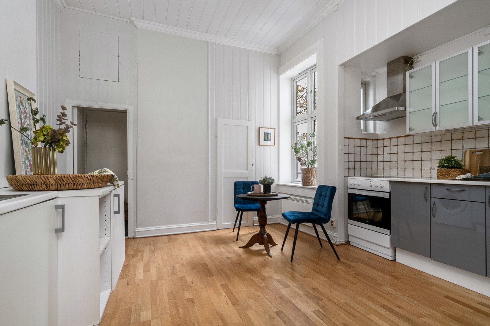 Kjøkkenet har moderniseringsbehov, men har god størrelse og med vindu som vender mot bakgården. Galleribilde