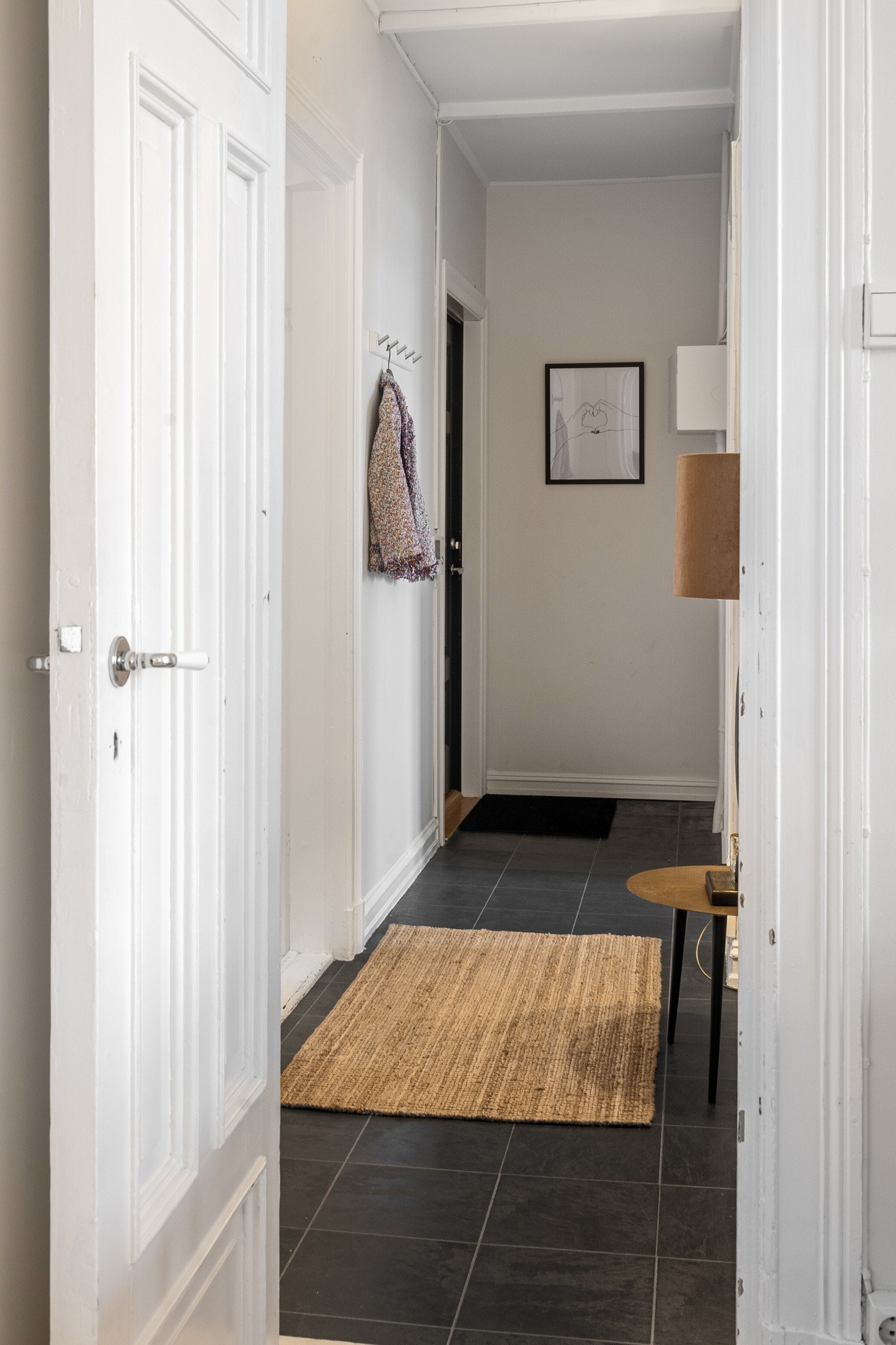 Romslig entré med flislaminat på gulvet. Galleribilde