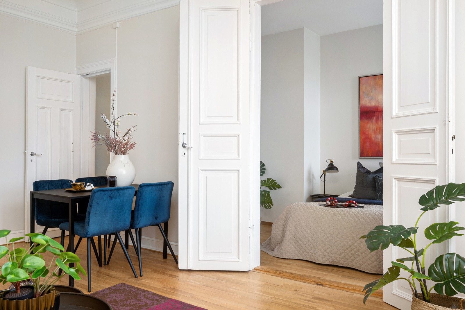 Tofløyet, original dør fra stuen og inn til hovedsoverommet. Galleribilde