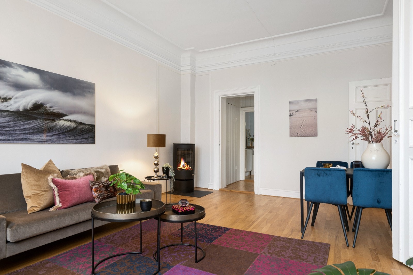 Stuen har plass til både sofa og spisebord. Galleribilde