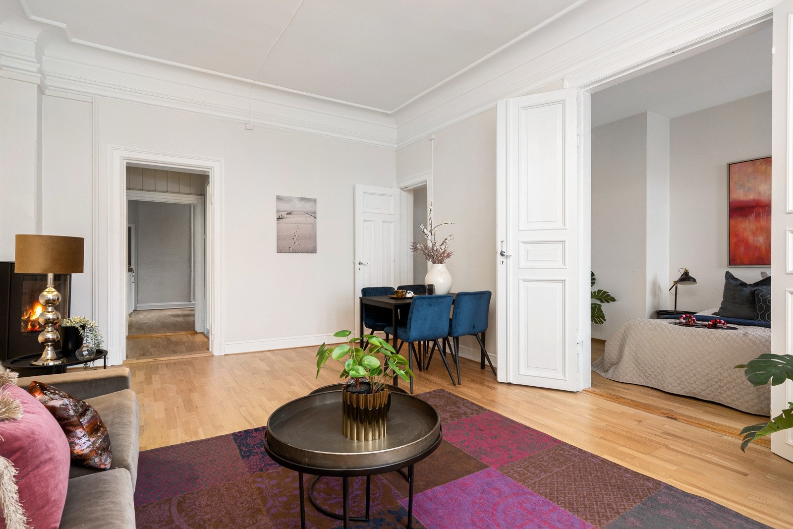 I taket er det flott stukkatur og rosett. Galleribilde