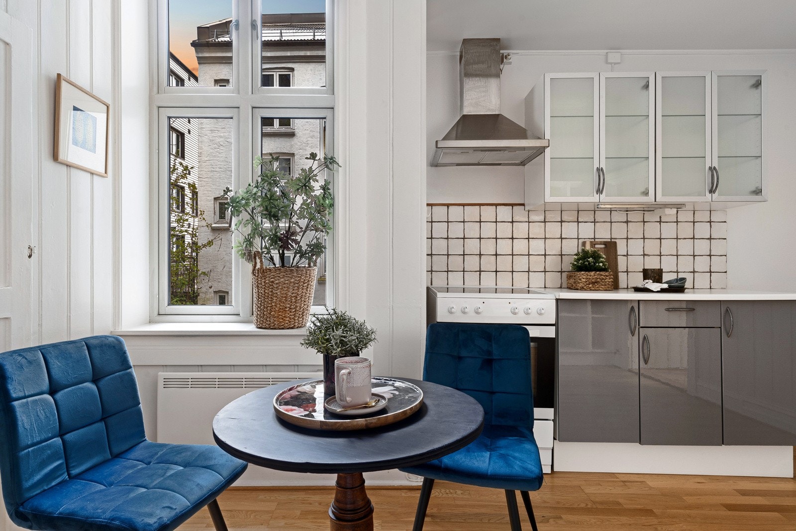 Foran vinduet er det plass til et lite spisebord. Galleribilde