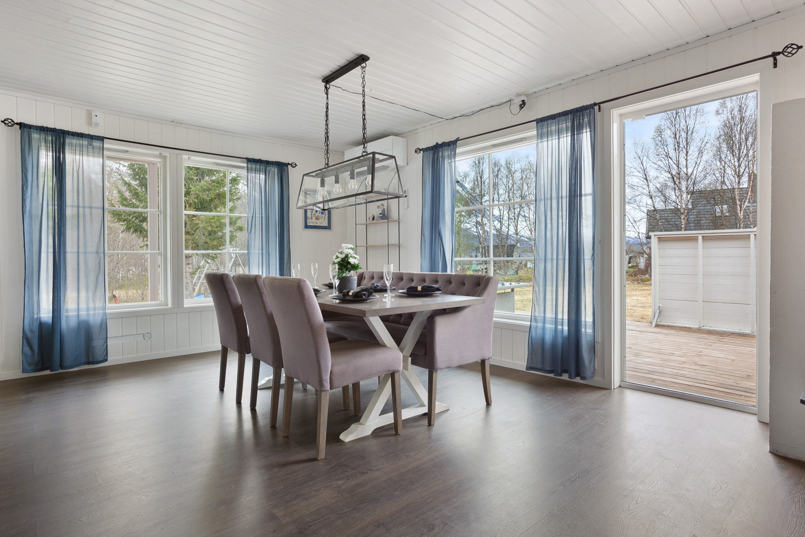 Store vindusflater slipper inn rikelige mengder med naturlig lys i rommet.