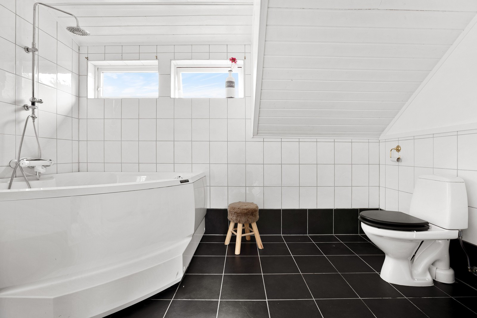 Pent flislagt baderom i 2.etg med badekar.