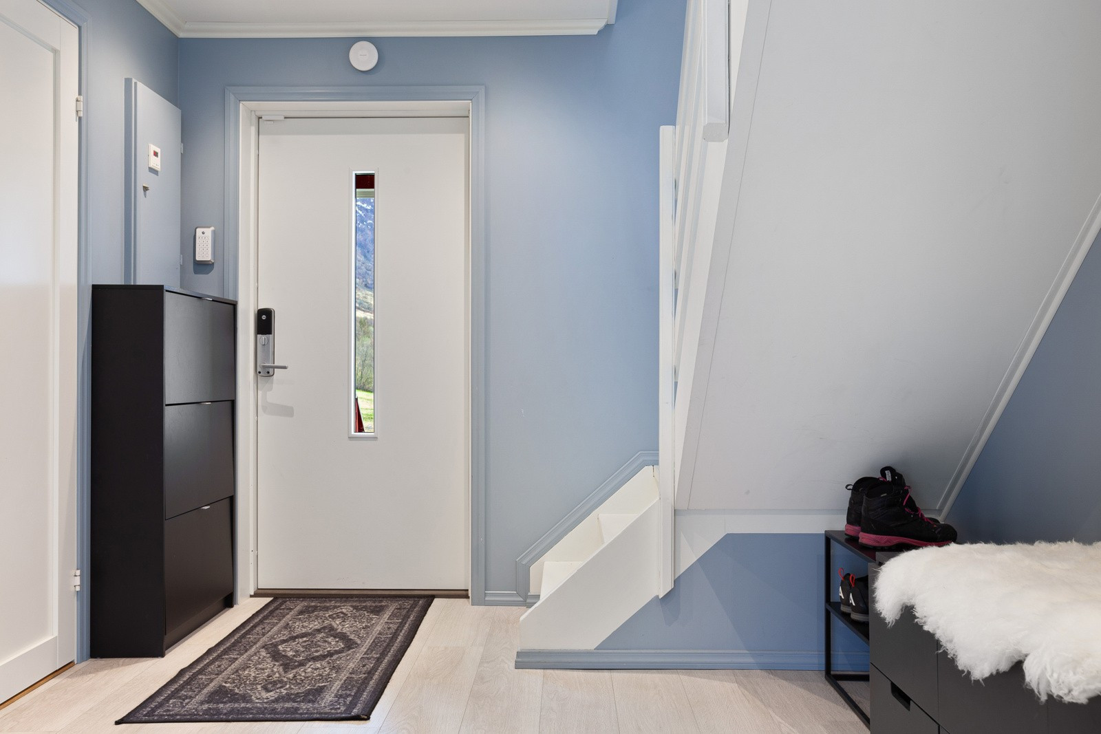 Velkommen inn! Ny ytterdør satt inn i forbindelse med totalrenovering av inngangsparti.
