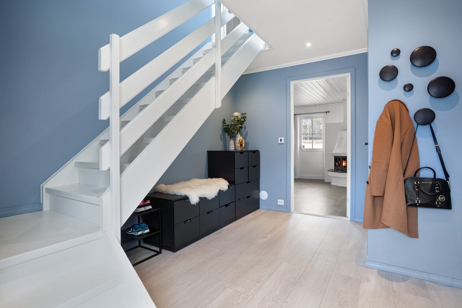Boligen har gjennomgående moderne og lekre farge- og materialvalg.