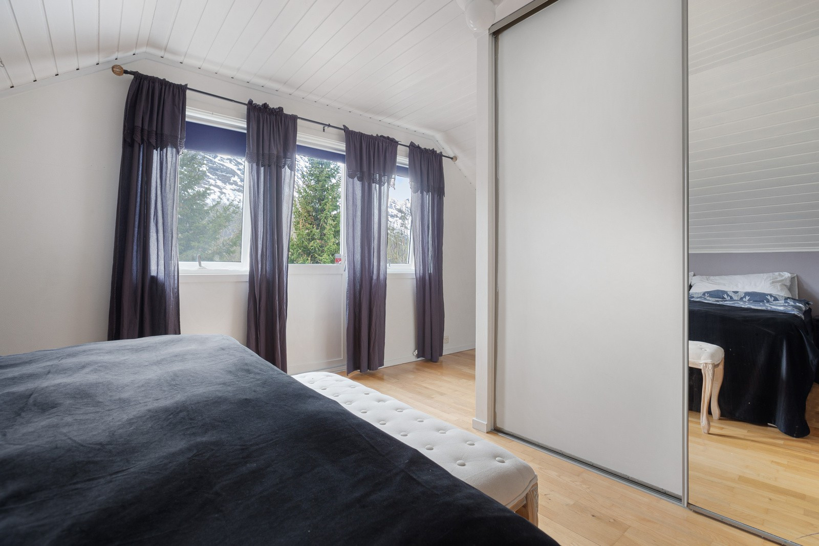 Hovedsoverommet er innredet med skyvedørsgarderobe med masse lagringsplass.
