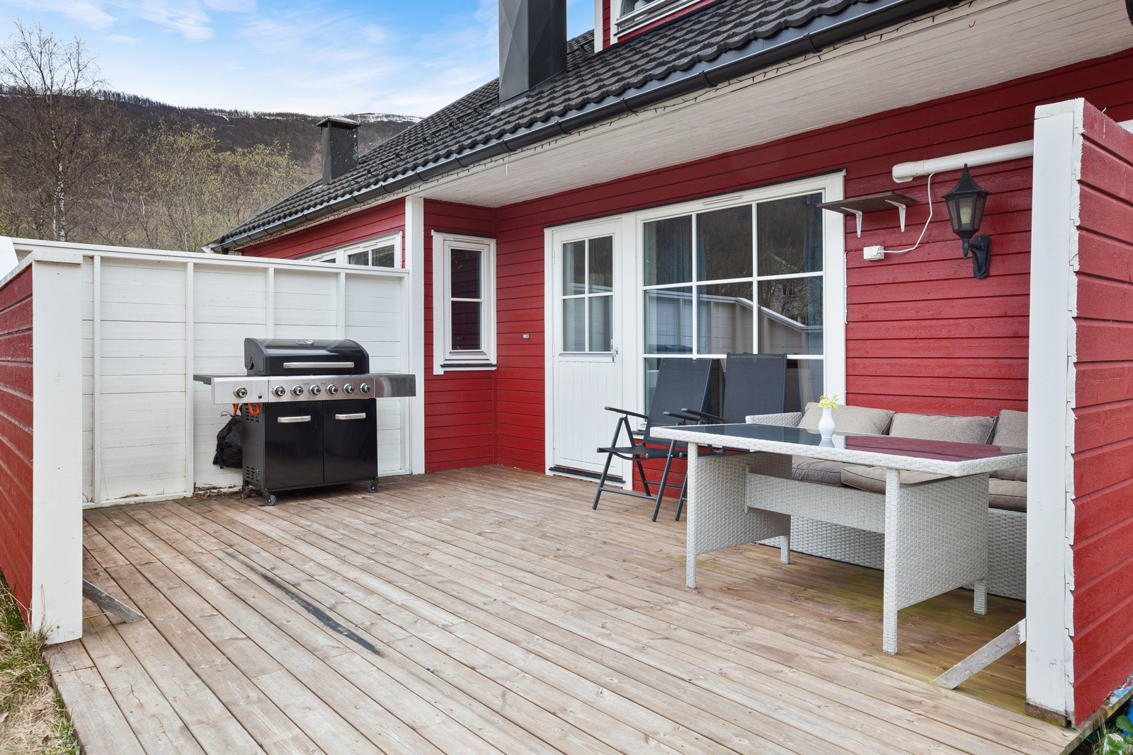 Skjermet terrasse hvor man kan nyte sommerdagene