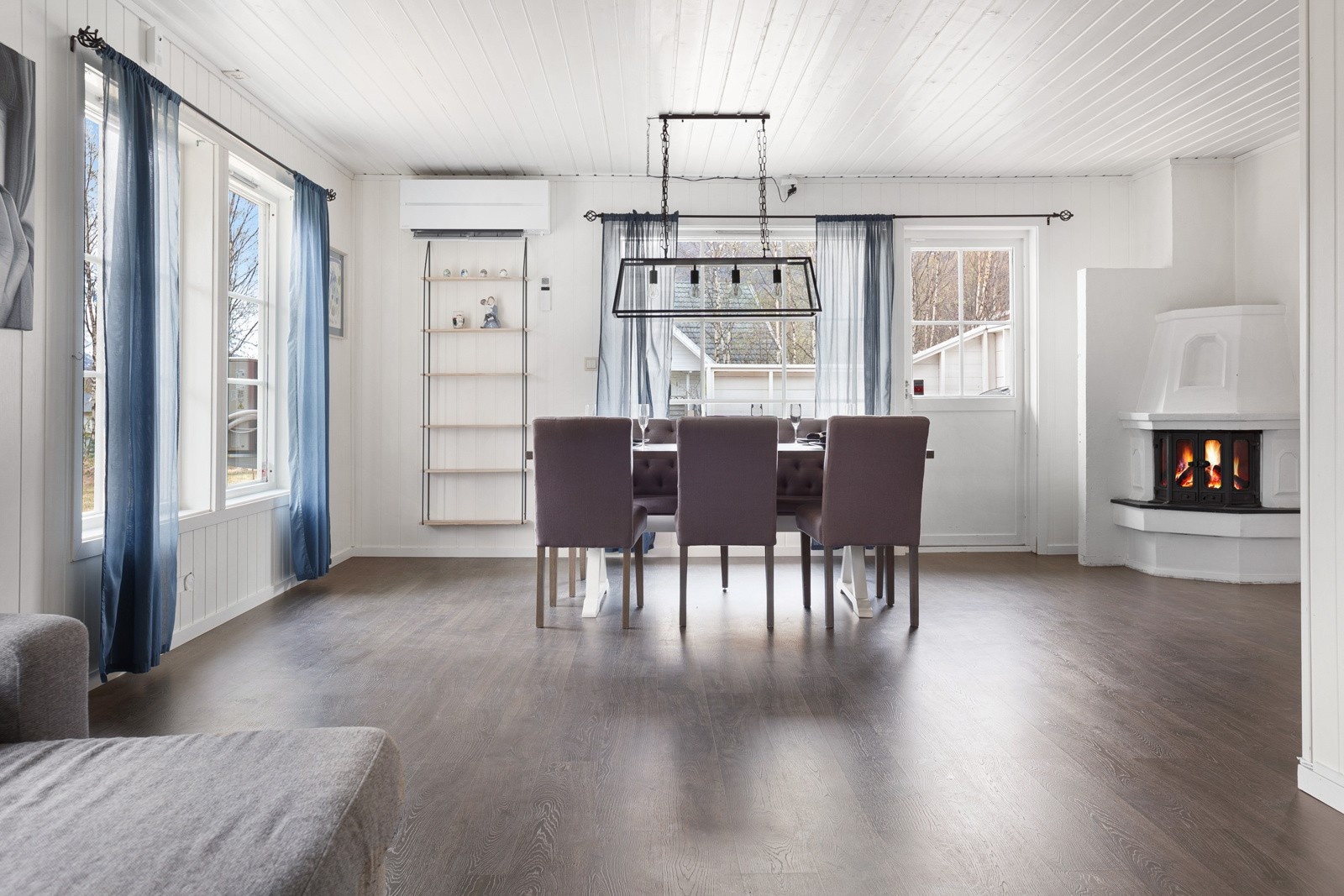 Stuen har en meget god utforming med naturlige soner får både spisebord og sofagruppe.