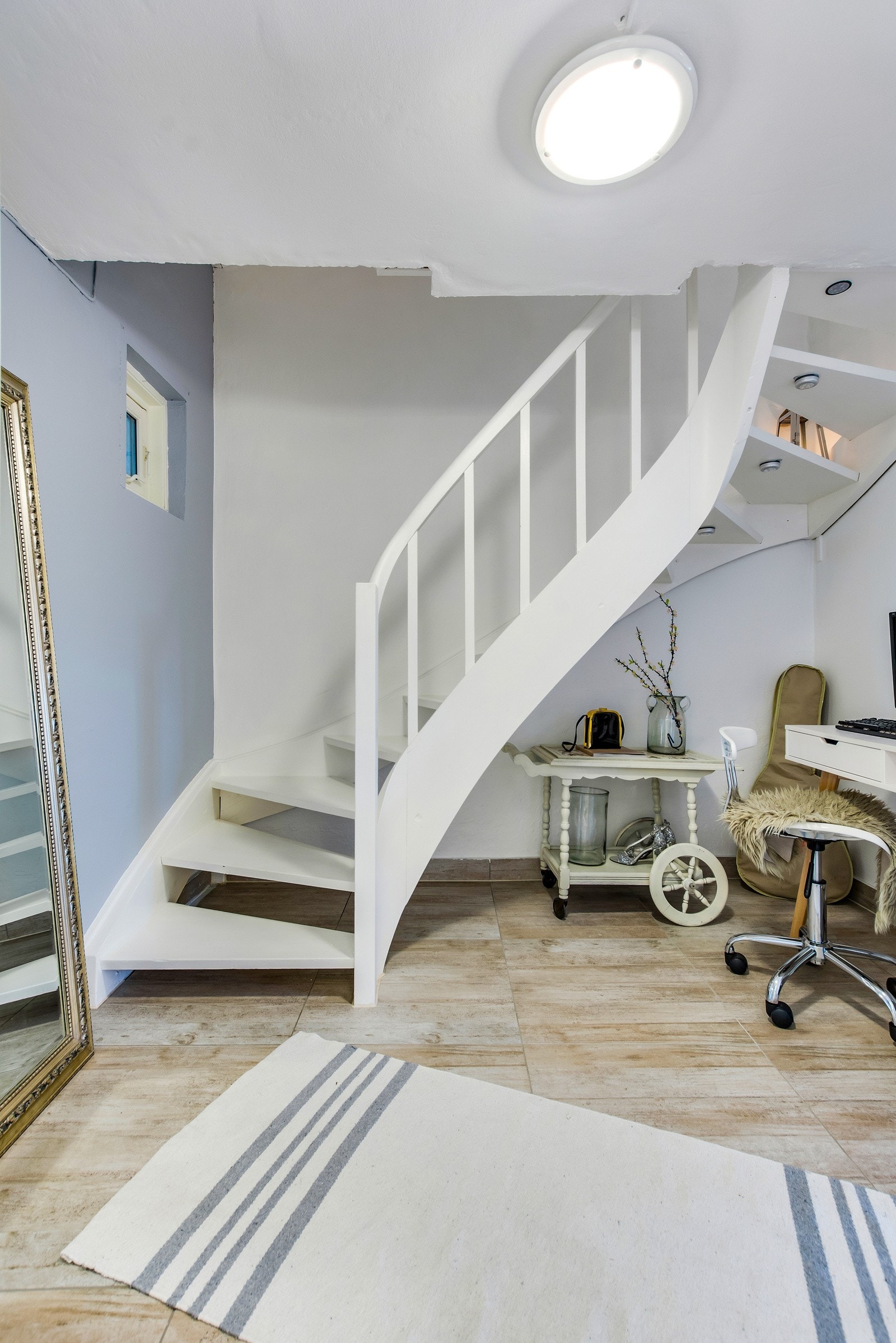 U.etg. Trappeoppsats med rom for arbeidsplass Galleribilde