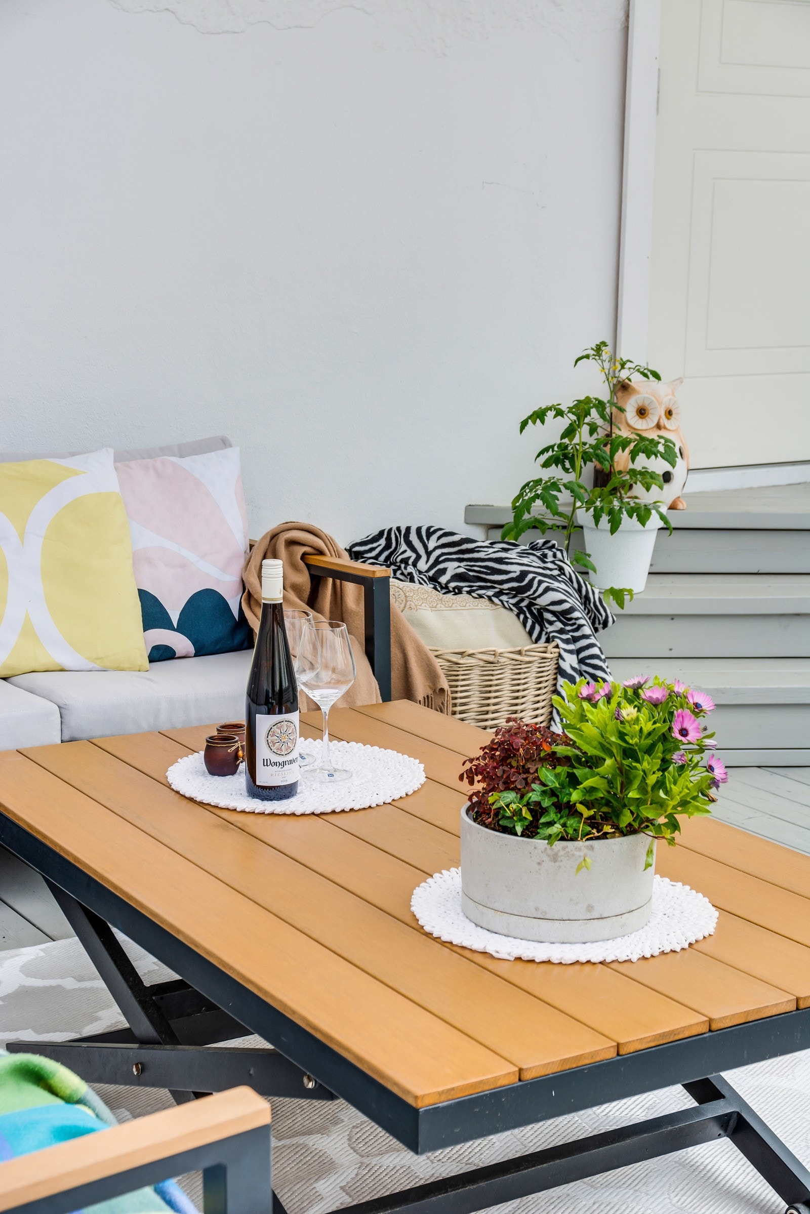 U.etg. Detaljbilde av terrassen inn mot huset Galleribilde