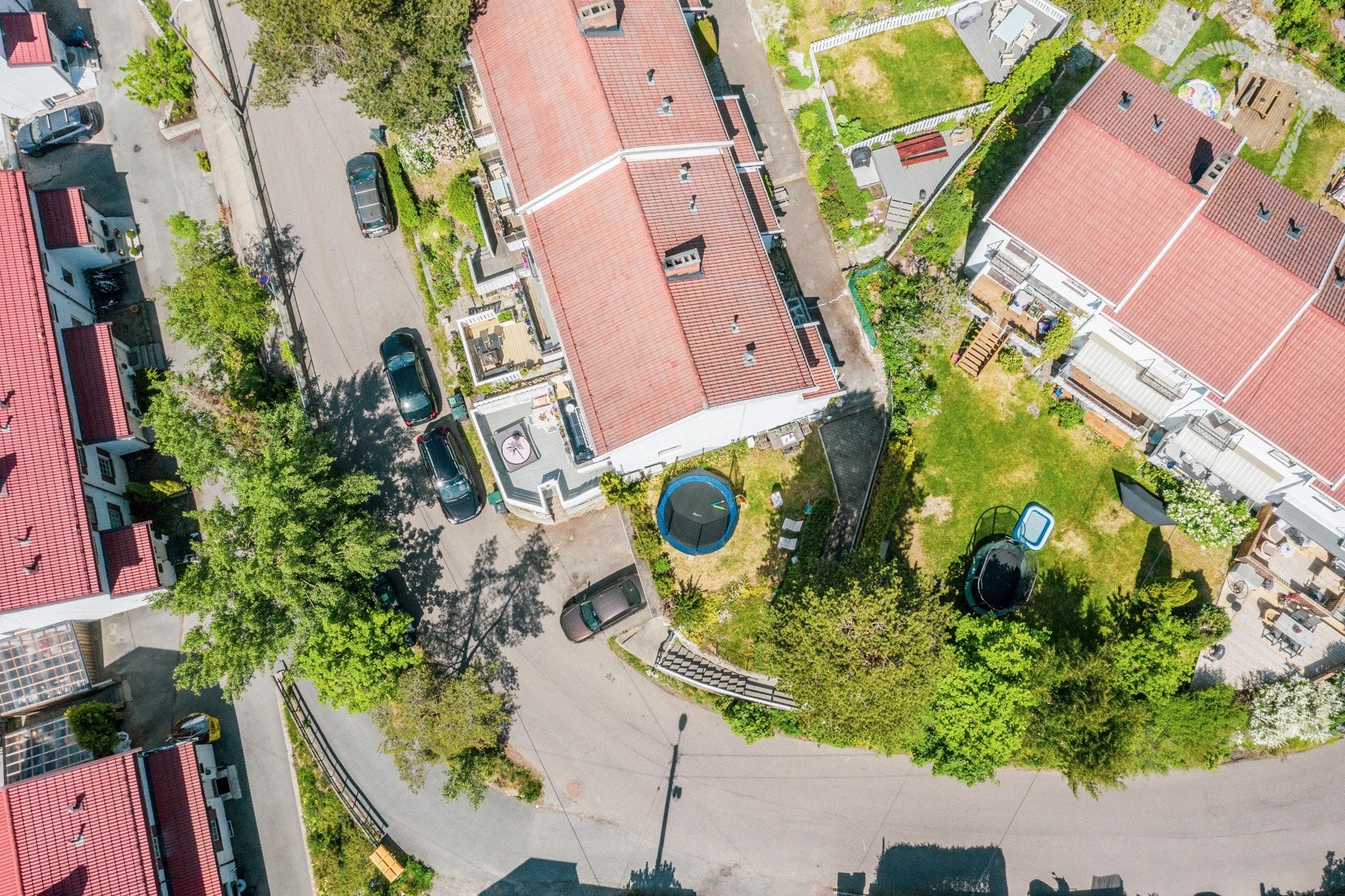 Eiendom. Boligen med usjenert hage sett i fugleperspektiv Galleribilde