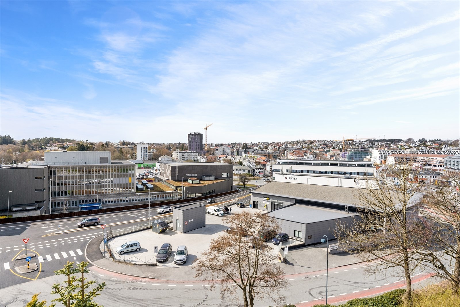 Utsikt fra både soverom og stue, samt terrasser. Åpent, luftig og solrikt. Galleribilde