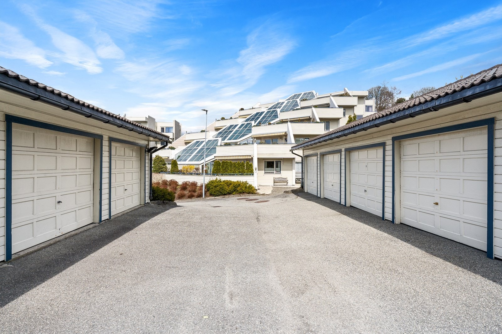 Garasjen til venstre i bilde, nr 2 fra enden. Portåpner og opplegg for elbil lader. Galleribilde