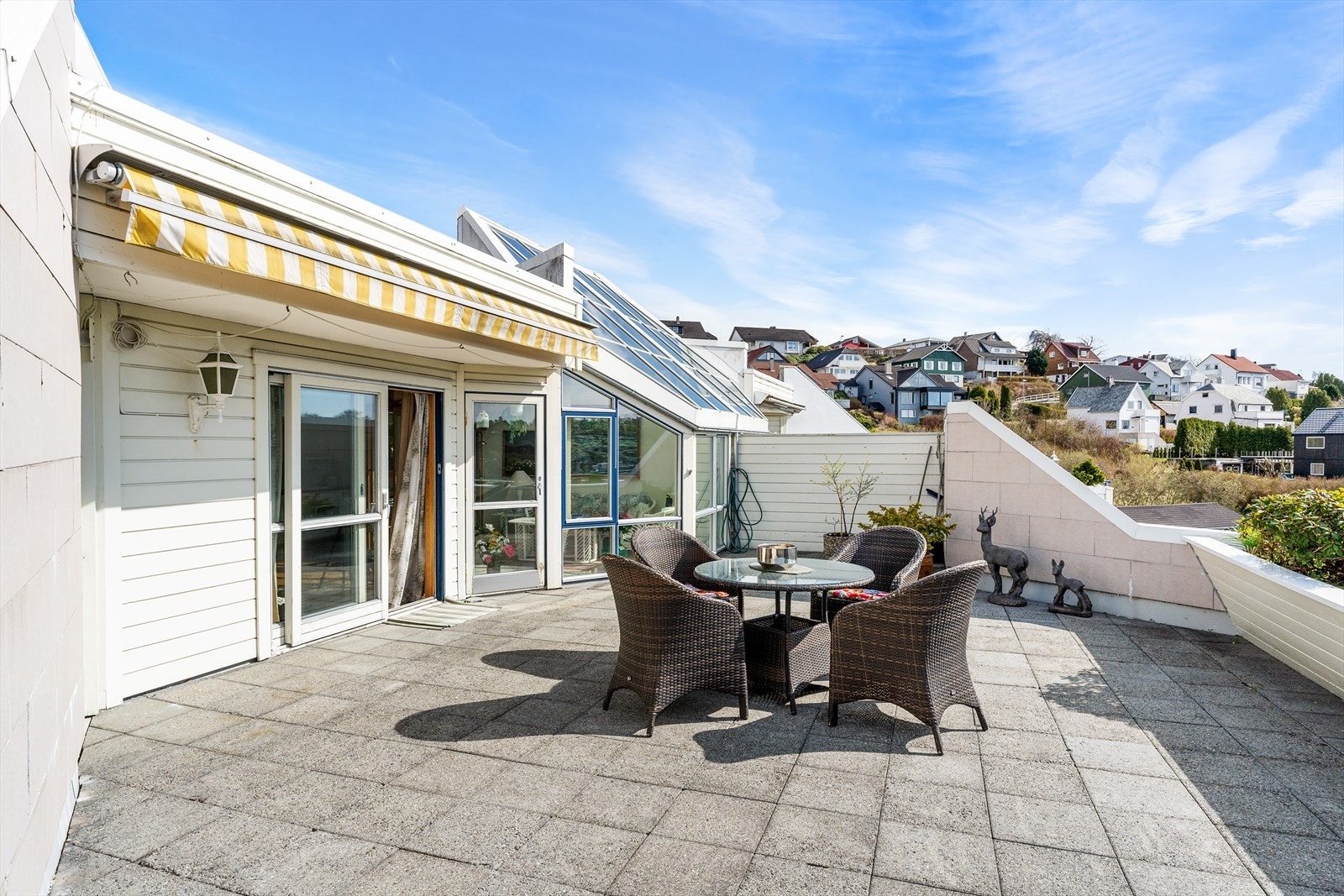Videre ut på stor terrasse m/strålende gode solforhold, åpen og luftig utsikt. Galleribilde