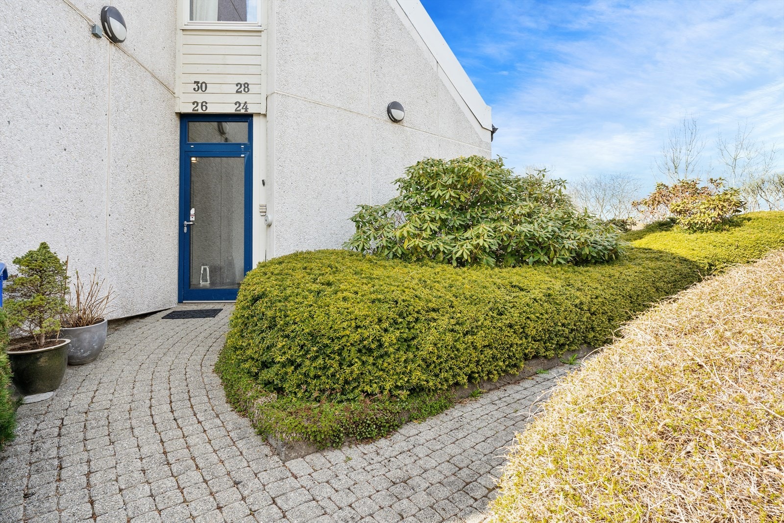 Hovedinngang til bygget fra fint opparbeidete gangstier. Galleribilde