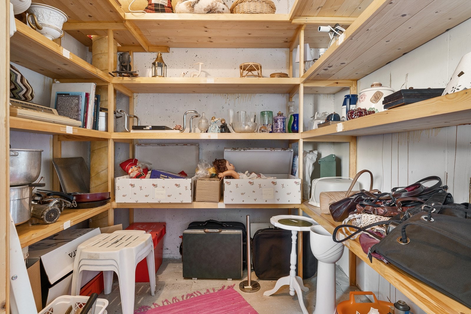 En av 3 store boder. Rikelig med lagringskapasitet. Galleribilde