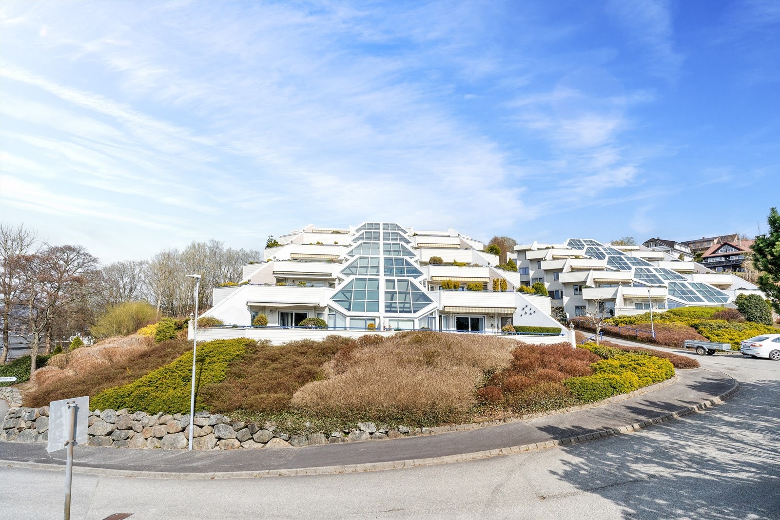 Dan Chruickshank presenterer: Sentral og tilbaketrukket toppleilighet m/svær, solrik terrasse og vinterhage. Moderniseringsbehov. Galleribilde