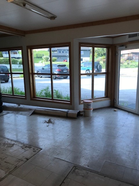 Hovudinngang med doble inngangsdører. Galleribilde