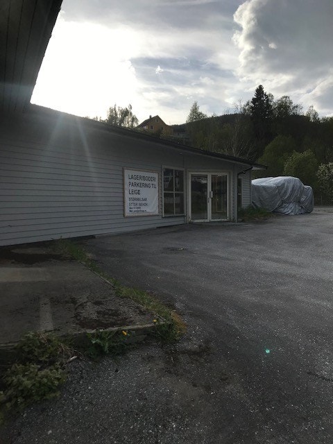 Uteområde, parkering, hovudinngang. Galleribilde