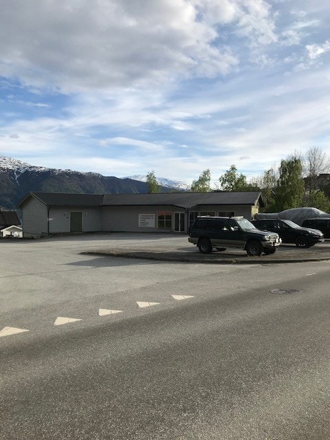 Innkøyring, gode parkeringsmogelegheiter. Profilering mot hovudveg. Galleribilde