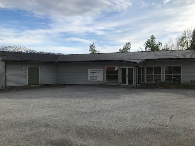 Fasade, hovudinngang. Galleribilde