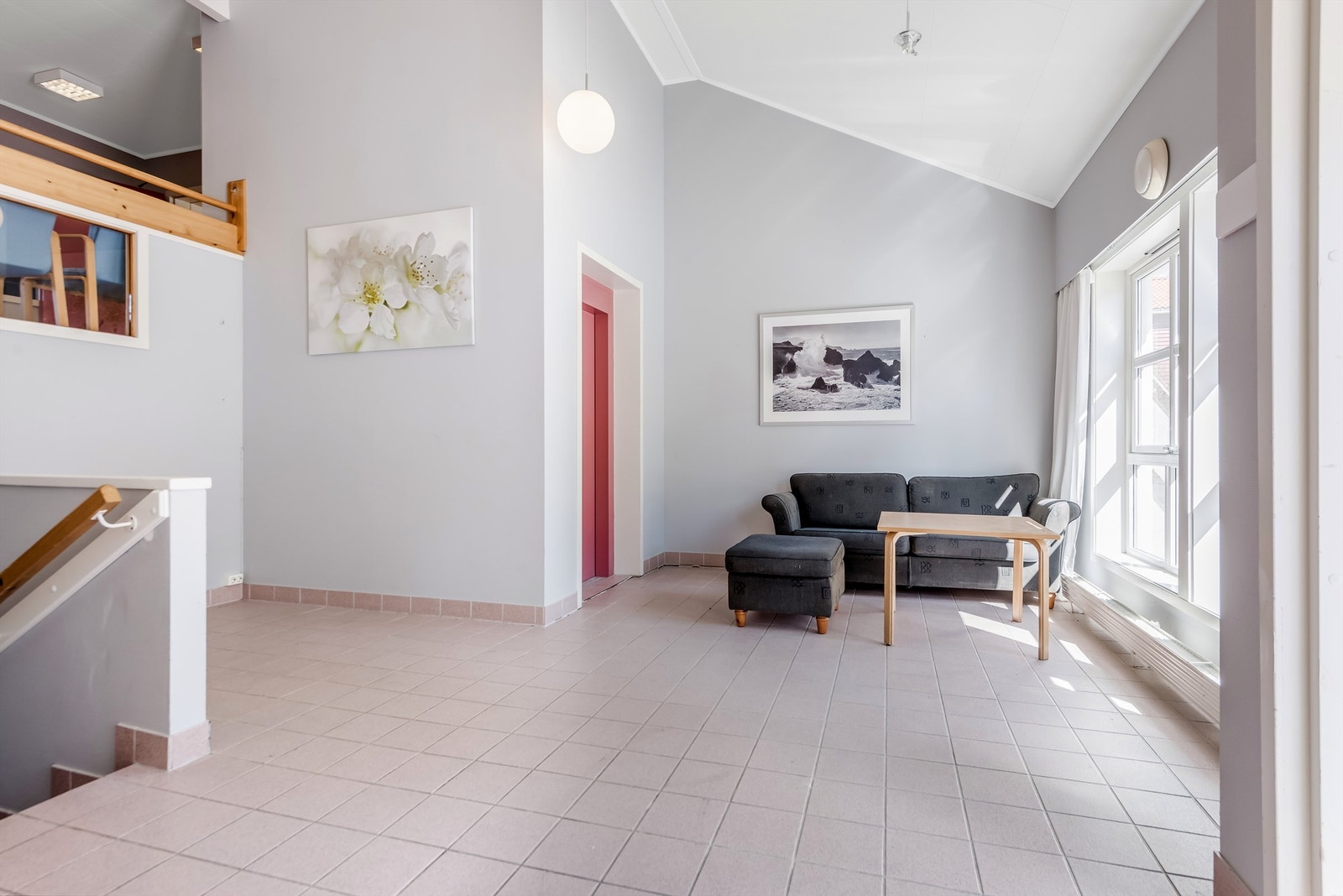 Lys og fin velkomsthall med heis Galleribilde