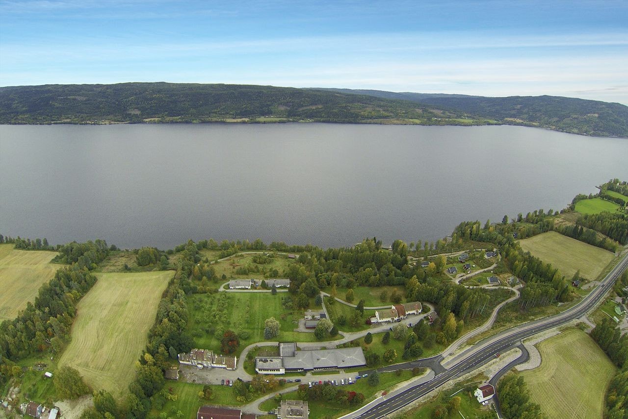 Eiendommen har idyllisk beliggenhet med flott utsikt over Randsfjorden og omkringliggende område Galleribilde