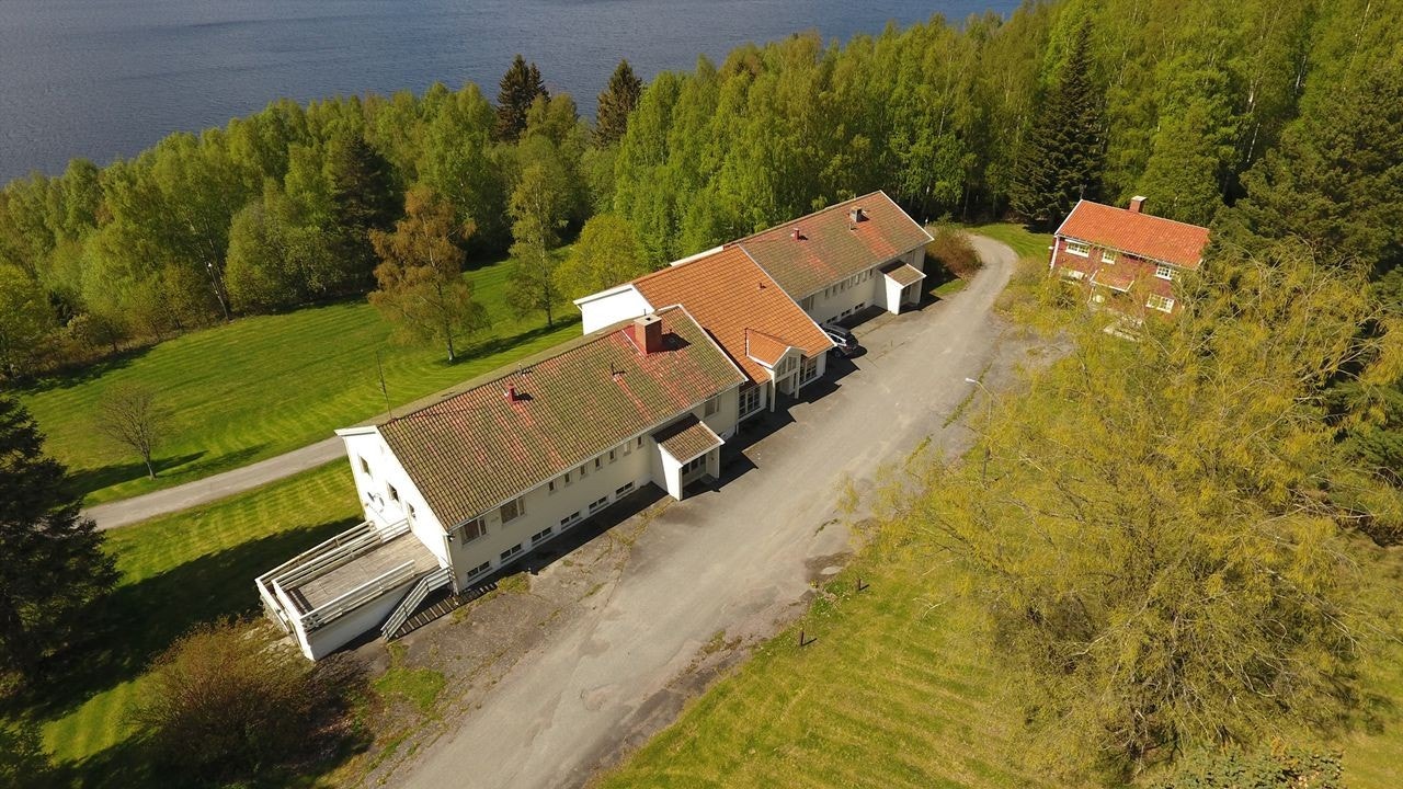 Grimebakken ligger fantastisk til langs fjorden med gode solforhold Galleribilde