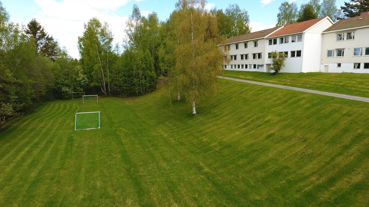 Foran Nordstua/Mellomstua/Sørstua er det etablert aktivitetsplass med fotballbane Galleribilde