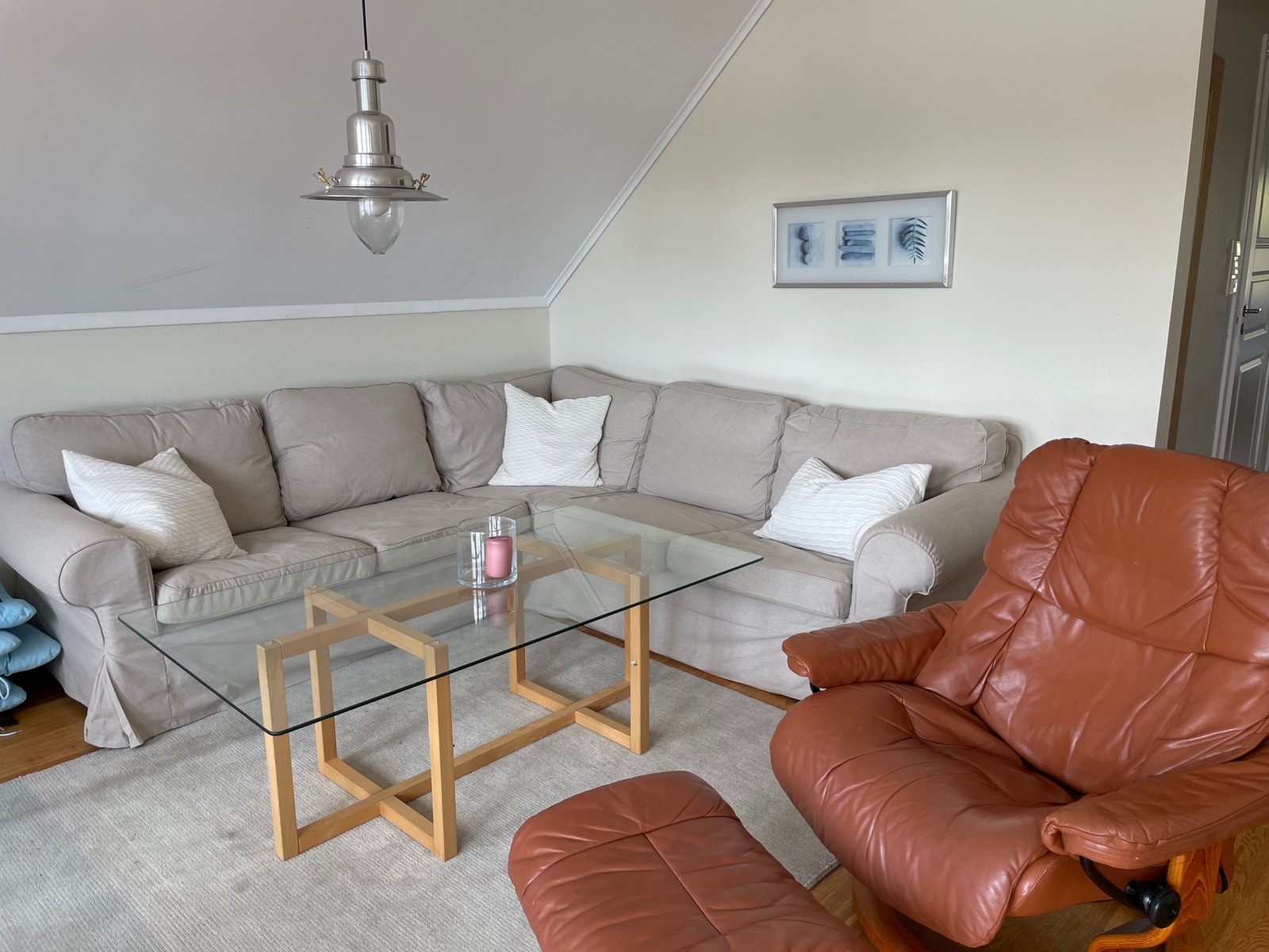 Koselig vinkelsofa med utsikt ut mot sjøen Galleribilde