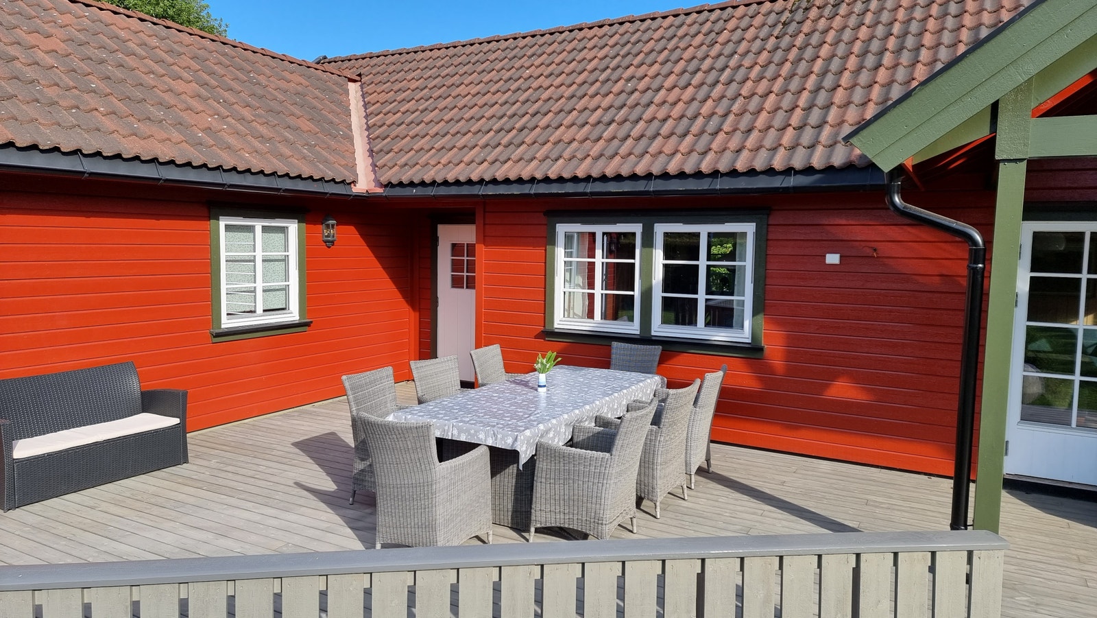 Langbord med plass til hele familien. Fin kveldssol på terrassen. Galleribilde