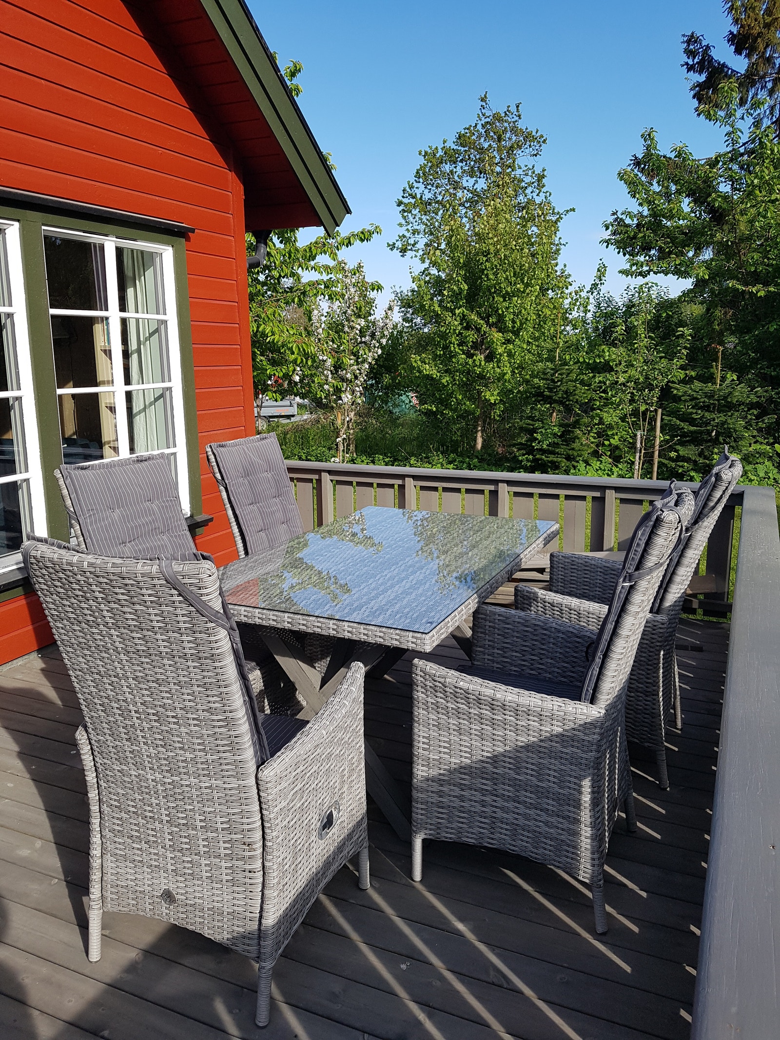 Langbord med stoler. Galleribilde