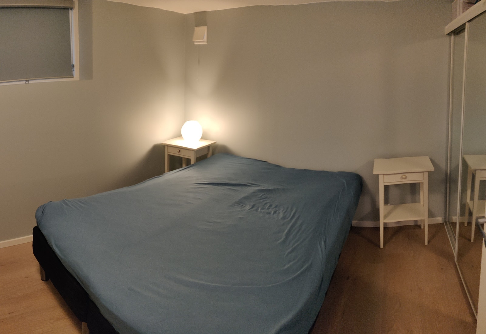 Soverom med god plass til 150cm seng og nattbord Galleribilde